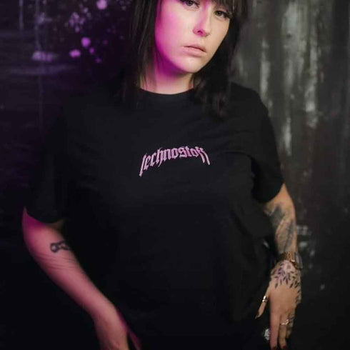 Raver Girl mit Firehand oversized Raver T-Shirt von Technostoff von vorne